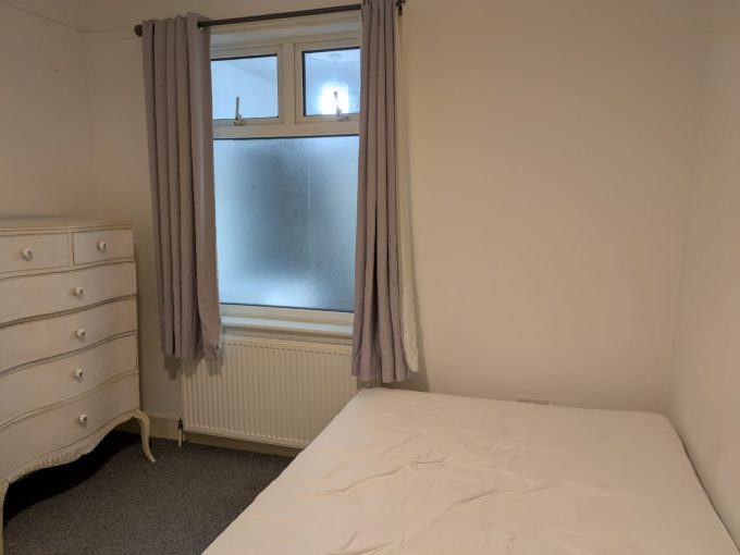 Affordable Double room for rent in London for rent with furniture, heating, and internet .