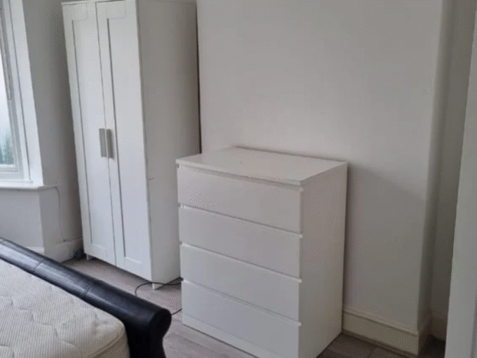 Modern double bedroom with furniture, heating, and all bills included – Rent a room