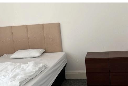 Bright Single room in london featuring bed, wardrobe, heating, Wi-Fi, and twice-monthly cleaning included.