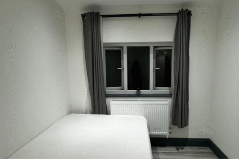 Bright Double room in london featuring bed, wardrobe, heating, Wi-Fi, and twice-monthly cleaning included.