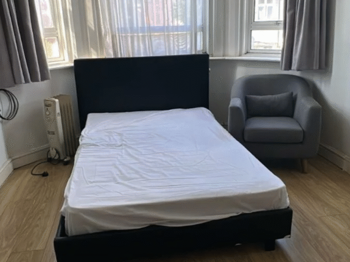 Stylish Double room in london equipped with bed, wardrobe, heating, Wi-Fi, and inclusive bills for hassle-free living.