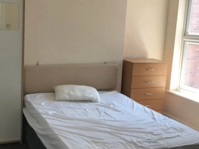 Modern double bedroom with furniture, heating, and all bills included –