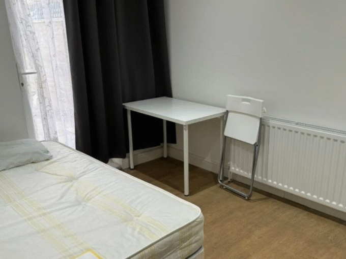 Stylish Double room in london equipped with bed, wardrobe, heating, Wi-Fi, and inclusive bills for hassle-free living.