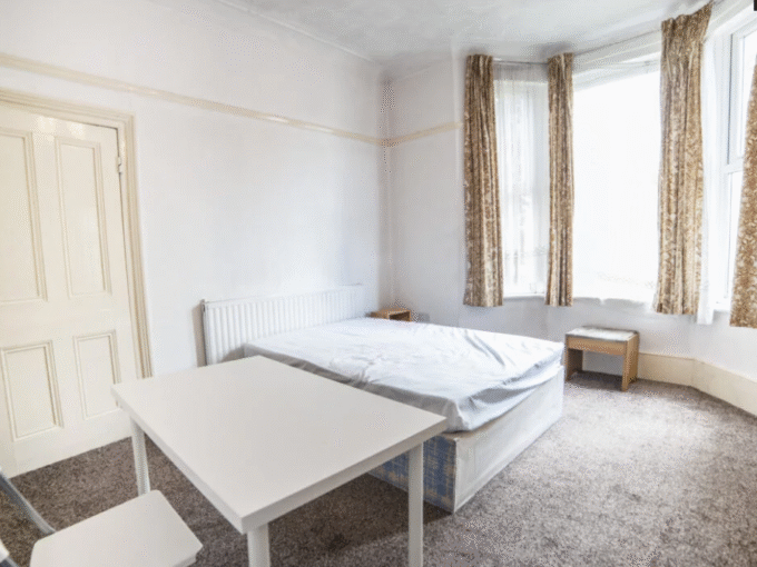 Stylish Double room in london equipped with bed, wardrobe, heating, Wi-Fi, and inclusive bills for hassle-free living.