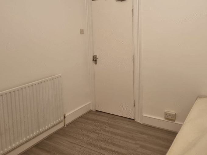 Bright Double room in london featuring bed, wardrobe, heating, Wi-Fi, and twice-monthly cleaning included.