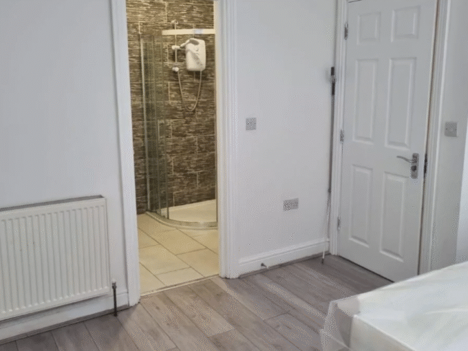 Stylish Double room in london equipped with bed, wardrobe, heating, Wi-Fi, and inclusive bills for hassle-free living.