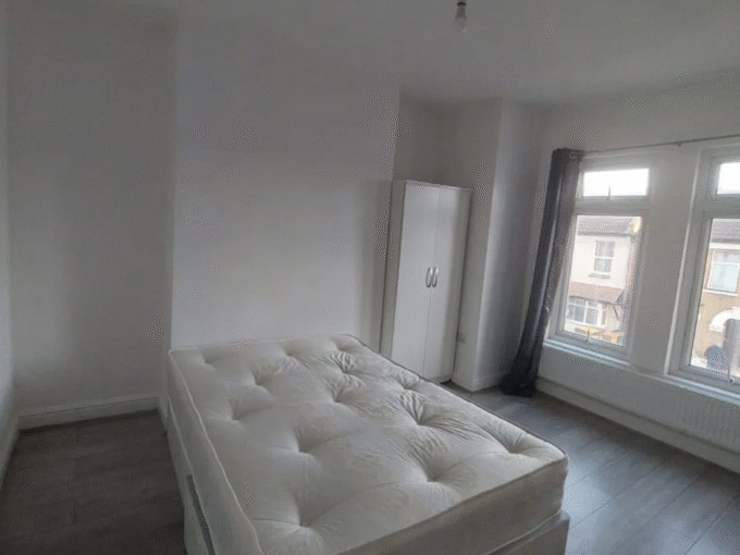 Comfortable double bedroom with essential furniture, heating, and Wi-Fi, perfect for long stays.