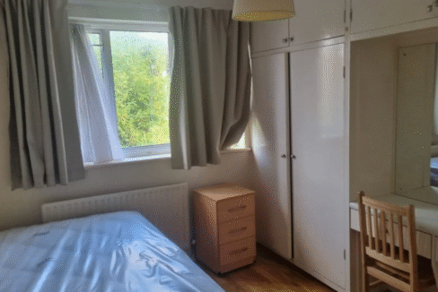 Stylish Double room in london equipped with bed, wardrobe, heating, Wi-Fi, and inclusive bills for hassle-free living.