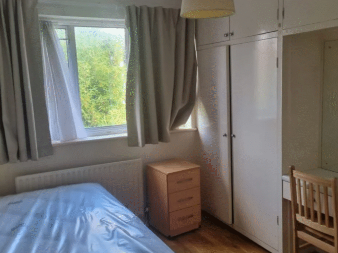 Stylish Double room in london equipped with bed, wardrobe, heating, Wi-Fi, and inclusive bills for hassle-free living.