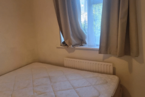 Stylish Double room in london equipped with bed, wardrobe, heating, Wi-Fi, and inclusive bills for hassle-free living.