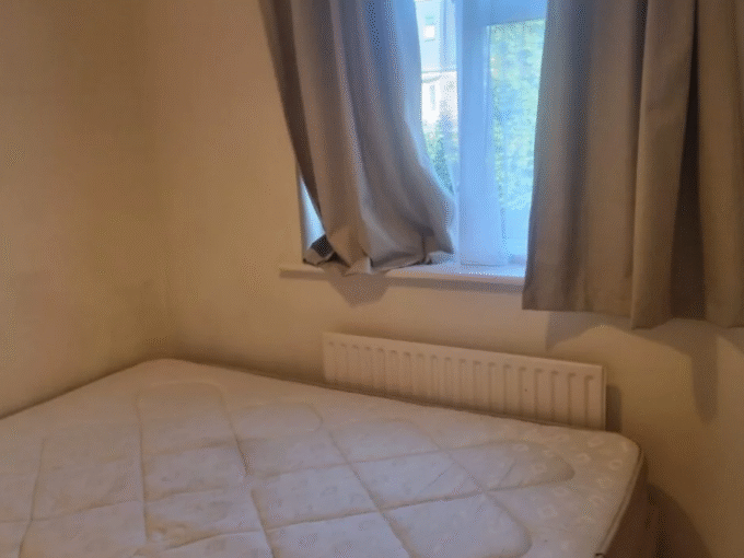 Stylish Double room in london equipped with bed, wardrobe, heating, Wi-Fi, and inclusive bills for hassle-free living.