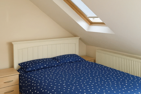 Stylish Double room in london equipped with bed, wardrobe, heating, Wi-Fi, and inclusive bills for hassle-free living.