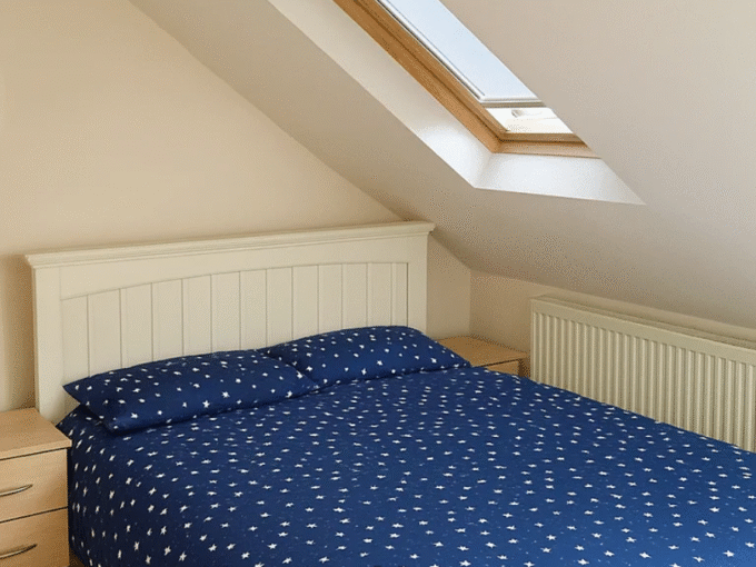 Stylish Double room in london equipped with bed, wardrobe, heating, Wi-Fi, and inclusive bills for hassle-free living.