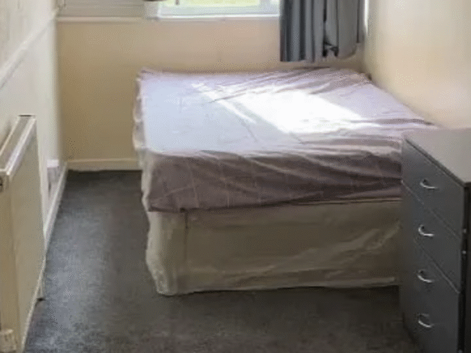 Spacious fully furnished Double room in london with bed, wardrobe, and Wi-Fi –