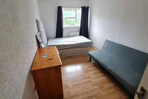 Modern double bedroom with furniture, heating, and all bills included – Rent a room
