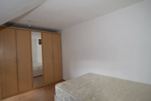Modern double bedroom with furniture, heating, and all bills included – Rent a room