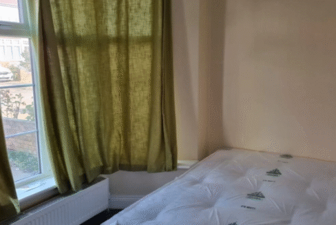 Modern Ensuite Room – Fully Furnished | Peaceful & Private | NW9 9TU