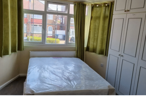 Modern double bedroom with furniture, heating, and all bills included – Rent a room