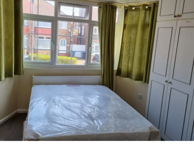 Modern double bedroom with furniture, heating, and all bills included – Rent a room