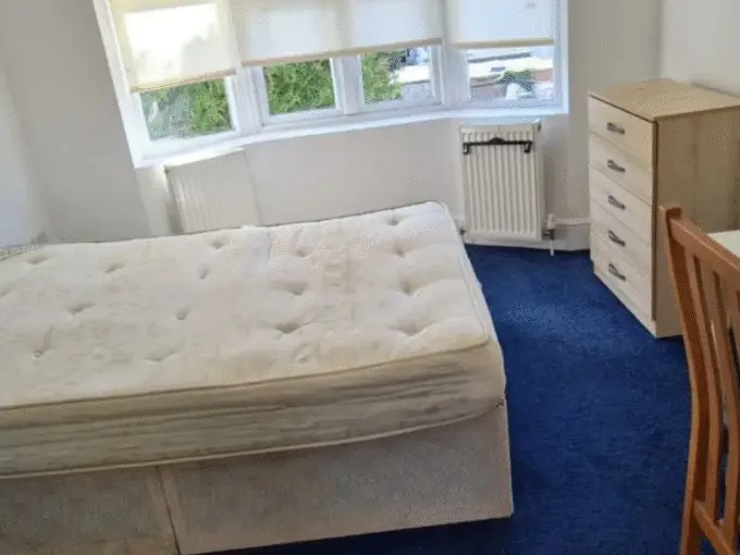Spacious fully furnished Double room in london with bed, wardrobe, and Wi-Fi – Rent a room