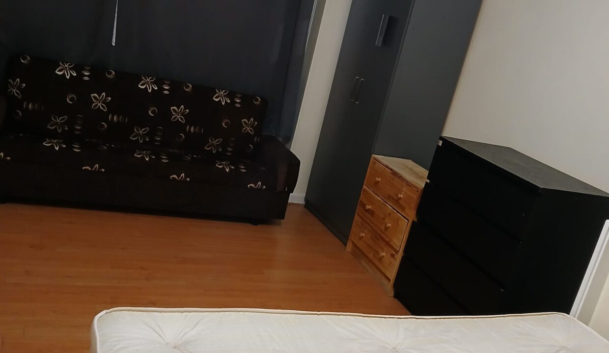 Bright Double Room – £800+ | Great Transport Links | Swinford Gardens, London