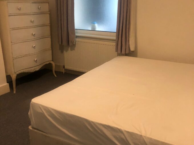 Affordable Double room for rent in London for rent with furniture, heating, and internet .