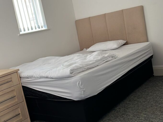 Affordable Double room for rent in London for rent with furniture, heating, and internet .