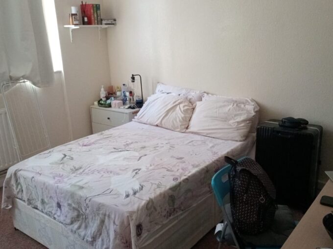 Bright Single room for rent in london featuring bed, wardrobe, heating, Wi-Fi, and twice-monthly cleaning included.
