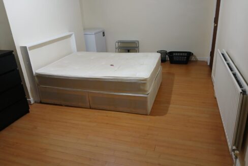 Bright Double room for rent in London featuring bed, wardrobe, heating, Wi-Fi, and twice-monthly cleaning included.